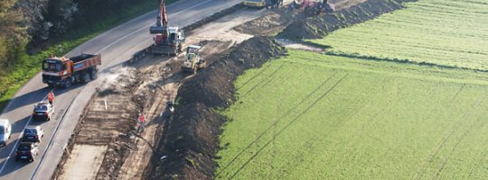 Luftbildaufnahme der Bauarbeiten des Geh- und Radwegs an der L 1036 bei Öhringen Luftbildaufnahme der Bauarbeiten des Geh- und Radwegs an der L 1036 bei Öhringen