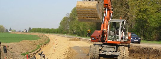 Beginn der Bauarbeiten durch die Fa. Schneider aus Öhringen am 02.04.09. Hier: Lageweises Herstellen der Dammaufschüttung